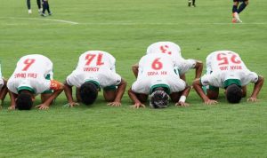 Persiapan Baik Hasilkan Kemenangan Besar Timnas, Ini Kata STY Sejumlah pesepak bola Timnas Indonesia bersujud syukur usai membobol gawang Timnas Laos di dalam babak pertama pertandingan grup B Piala AFF 2020 di Stadion Bishan, Singapura, Minggu (12/12/21). Timnas Indonesia berhasil mengalahkan Laos 5-1. ANTARA FOTO/Humas PSSI/app/hp