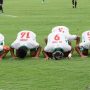 Sejumlah pesepak bola Timnas Indonesia bersujud syukur usai membobol gawang Timnas Laos di dalam babak pertama pertandingan grup B Piala AFF 2020 di Stadion Bishan, Singapura, Minggu (12/12/21). Timnas Indonesia berhasil mengalahkan Laos 5-1. ANTARA FOTO/Humas PSSI/app/hp