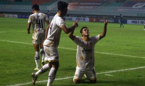 Pesepak bola Martapura Dewa United Gufroni Al Maruf (kanan) melakukan selebrasi setelah mencetak gol ke gawang PSIM Yogyakarta pada pertandingan perebutan peringkat ketiga Liga 2 di Stadion Pakansari, Cibinong, Kabupaten Bogor, Jawa Barat, Kamis (30/12/2021). ANTARA FOTO/Yulius Satria Wijaya/YU (ANTARA FOTO/YULIUS SATRIA WIJAYA)