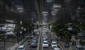 Ilustras: Pengendara melintasi ruas jalan Merdeka, Kota Bandung, Jawa Barat, Senin (6/12/2021). Satuan Lalu Lintas (Satlantas) Polrestabes Bandung mewacanakan kembali menutup 10 titik ruas jalan raya di Kota Bandung pada saat Libur Natal dan Tahun baru guna mengantisipasi penyebaran COVID-19 pada PPKM level 3 serentak se-Indonesia. ANTARA FOTO/Novrian Arbi/aww.