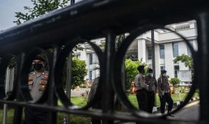 Pria Mencurigakan Diamankan Polisi Saat Sidang Munarman Personel kepolisian berjaga saat sidang lanjutan kasus dugaan terorisme dengan terdakwa mantan Sekretaris FPI Munarman di Pengadilan Negeri Jakarta Timur, Jakarta, Rabu (15/12/2021). Sidang tersebut beagendakan pembacaan eksepsi dari terdakwa. ANTARA FOTO/Aprillio Akbar/rwa.