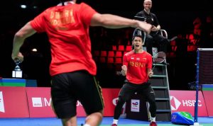 Tunggal putra Indoensia Indonesia Jonatan Christie (kanan) melakukan selebrasi dengan berteriak seraya mengepalkan kedua tangannya setelah mengalahkan tunggal putra China Li Shifeng dalam babak final Piala Thomas, di Aarhus, Denmark, Minggu (17/10/2021). Indonesia berhasil merebut Piala Thomas setelah berhasll mengalahkan China di babak final 3-0. ANTARA FOTO/Ritzau Scanpix via Reutters/hp. (Ritzau Scanpix via REUTERS/RITZAU SCANPIX)
