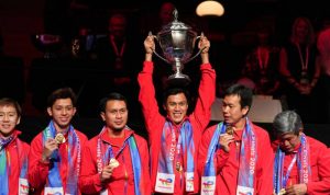 Para pemain dan official Indonesia melakukan selebrasi dengah memperlihatkan medali emas seraya mengangkat Piala Thomas setelah pemberian medali dan penyerahan piala kepada tim Indonesia yang berhasil meraih gelar juara, di Aarhus, Denmark, Minggu (17/10/2021). Indonesia berhasil merebut Piala Thomas setelah berhasll mengalahkan China di babak final 3-0. ANTARA FOTO/Ritzau Scanpix via Reutters/hp. (Ritzau Scanpix via REUTERS/RITZAU SCANPIX)