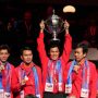 Para pemain dan official Indonesia melakukan selebrasi dengah memperlihatkan medali emas seraya mengangkat Piala Thomas setelah pemberian medali dan penyerahan piala kepada tim Indonesia yang berhasil meraih gelar juara, di Aarhus, Denmark, Minggu (17/10/2021). Indonesia berhasil merebut Piala Thomas setelah berhasll mengalahkan China di babak final 3-0. ANTARA FOTO/Ritzau Scanpix via Reutters/hp. (Ritzau Scanpix via REUTERS/RITZAU SCANPIX)