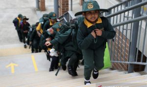 Anak-anak kembali ke sekolah di hari pertama pembukaan kembali sekolah umum di New South Wales, bagi seluruh siswa dan staf di tengah pelonggaran pembatasan akibat wabah penyakit virus corona (COVID-19), di Sekolah Umum Homebush West di Sydney, Australia, Senin (25/5/2020). REUTERS/Loren Elliott/wsj/djo