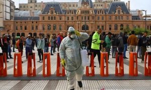 Petugas menyemprotkan desinfektan di pintu masuk stasiun kereta bawah tanah di Buenos Aires, Argentina, 2020. Argentina diterpa gelombang baru Covid-19. (ANTARA/Reuters)