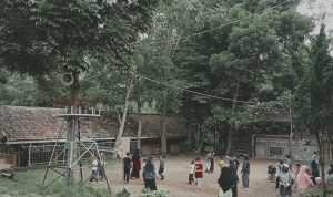 MOTO SEKOLAH: Belajar, bermain dan berpetualang menjadi sebuah kurikulum yang diterapkan di Sekolah Alam Bandung. Dimana dalam proses pembelajaran 70 persen eksplorasi alam dan 30 persen literasi.