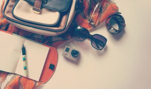 Ilustrasi barang bawaan untuk staycation atau vacation. (Pixabay)