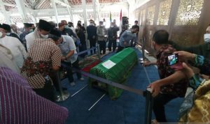 Jenazah Wali Kota Bandung Oded M Danial disemayamkan di Pendopo Rumah Dinas Wali Kota Bandung, Jumat (10/12/2021) ANTARA/Bagus Ahmad Rizaldi