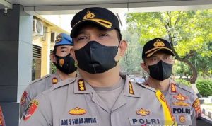 Jelang Final Liga 2, Suporter Persis Solo Dilarang Konvoi Kepala Polresta Surakarta Kombes Pol Ade Safri Simanjutak (depan) didampingi Waka Polresta Surakarta AKBP Gatot Yulianto (kanan) saat memberikan keterangan di Mapolresta Surakarta, Kamis (30/12/2021). ANTARA/Bambang Dwi Marwoto.