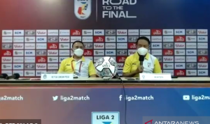 Menteri Pemuda dan Olahraga (Menpora) Zainudin Amali (kanan) didampingi Ketua Umum PSSI Mochamad Iriawan (kiri) berbicara pada sesi konferensi sesusai pertandingan babak 8 besar Liga 2 di Stadion Pakansari, Bogor, Rabu (15/12/2021). (ANTARA/Aldi Sultan)