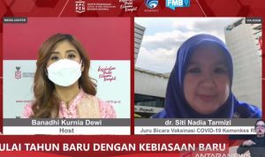 Tangkapan layar Juru Bicara Vaksinasi COVID-19 Kementerian Kesehatan RI Siti Nadia Tarmizi (kanan) bersama moderator (kiri) dalam Dialog Produktif Selasa Utama bertajuk “Mulai Tahun Baru Dengan Kebiasaan Baru” yang diikuti secara daring di Jakarta, Selasa (28/12/2021). (ANTARA/Hreeloita Dharma Shanti)