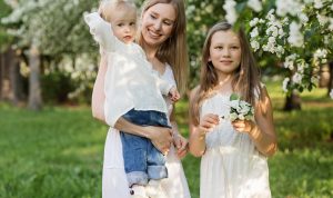 Ilustrasi ibu muda di era digital. (Pixabay)