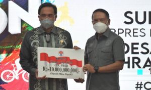 Menpora Zainudin Amali (kanan) saat memberikan penghargaan dana sebesar Rp10 miliar kepada Ketua Umum PP Persatuan Bulu tangkis Seluruh Indonesia (PBSI) Agung Firman Sampurna (kanan) di Wisma Kemenpora, Jakarta, Senin (27/12/2021). ANTARA/HO/Humas Kemenpora.