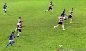 Pemain Persib Bandung Febri Hariyadi (kiri bawah) mengejar bola dalam pertandingan lanjutan Liga 1 Indonesia melawan Madura United di Stadion Manahan Solo, Jawa Tengah, Sabtu (4/12/2021). ANTARA/Bambang Dwi Marwoto.