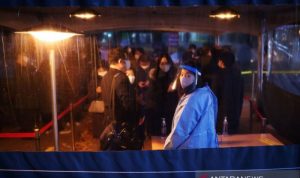 Warge antre untuk menjalani tes COVID-19 di sebuah tempat pengujian di pusat kota Seoul, Korea Selatan, 1 Desember 2021. (ANTARA/Reuters/as)