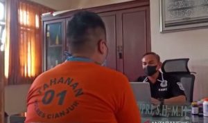 Kasat Narkoba Polres Cianjur AKP Ali Jupri saat meminta keterangan tersangka dr LC yang melakukan malapraktik terhadap korban hingga akhirnya meninggal dunia, Jumat (30/12/2021). ANTARA/Ahmad Fikri