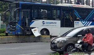 Bus TransJakarta mengalami kecelakaan lalu lintas di depan Ratu Plaza, Senayan, Jalan Jenderal Sudirman, Jakarta Pusat, pada Jumat (3/12/2021) siang. (ANTARA/Instagram/jktinfo)