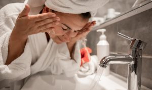 Mencuci muka sebelum tidur, salah satu cara untuk terlihat awet muda. (Pixabay)