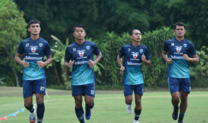 Para pemain Persib Bandung melakukan latihan ringan di Lapangan Yogyakarta Independent School (YIS), Jumat (3/12/2021), untuk mematangkan persiapan jelang laga kontra Madura United. (HO/Persib.co.id)