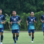 Para pemain Persib Bandung melakukan latihan ringan di Lapangan Yogyakarta Independent School (YIS), Jumat (3/12/2021), untuk mematangkan persiapan jelang laga kontra Madura United. (HO/Persib.co.id)