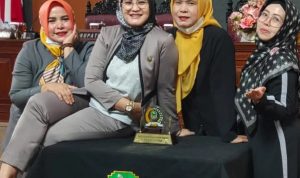 Gak Ada Etikanya! Anggota DPRD Kuningan Foto Sambil Duduk di Meja Anggota DPRD Kuningan duduk di atas mendapat kecaman oleh masyarakat karena menggap tidap beretika dan menghina rakyat