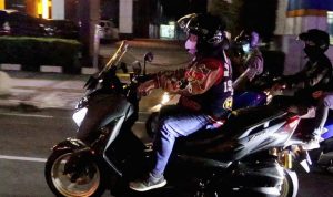 Yana Mulyana bersama unsur Forkominda melakukan pemantauan terhadap pusat keramaian untuk memastikan warga taat prokes pada malam tahun baru (Foto: Yuga/Jabarekspres)