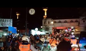 Situasi arus lalu lintas Malam Tahun Baru di Bandung, Masyarakat Tumpah Ruah di Pusat Kota Jalan Asia Afrika Kota Bandung