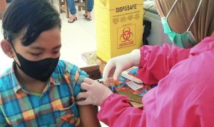 Vaksinasi Anak 6-11 Tahun di Kota Bandung Baru 22,9 Persen Pelaksanaan vaksinasi untuk anak usia 6-11 tahun di salah satu SD di Kota Bandung. (3/1)