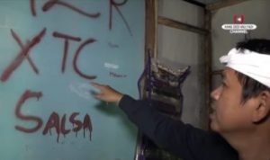 Tangkapan layar Video dari kanal Youtube Anggota DPR RI Dedi Mulyadi, Dia menunjukkan tulisan SALSA yang bermotifkan seperti darah, didalam kamar Salsabila korban Kecelakaan Nagreg.