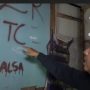 Tangkapan layar Video dari kanal Youtube Anggota DPR RI Dedi Mulyadi, Dia menunjukkan tulisan SALSA yang bermotifkan seperti darah, didalam kamar Salsabila korban Kecelakaan Nagreg.