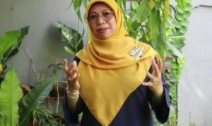 Ketua Tim Penggerak PKK Kota Depok Elly Farida, menyalurkan bantuan sembako untuk ibu hamil.(foto:istimewa)