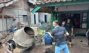 Sekretaris Komisi III DPRD KBB Iman Budiman, membantu masyarakat melakukan pengecoran, saat kerja bhakti bersama masyarakat di Desa Nanggeleng, Rabu (5/1) foto:Prajab