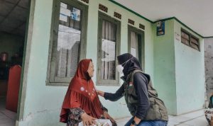 PLT TP PKK KBB Sonya Fatmala membagikan bantuan sembako pada lansia di Kecamatan Batujajar Kabupaten Bandung Barat, Pada Rabu (5/1)