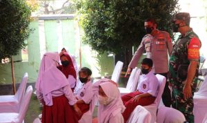 Pelaksanaan vaksinasi anak usia 6-11 tahun di Kecamatan Cicalengka, Kabupaten Bandung yang diikuti oleh ribuan siswa SD diwilayah tersebut.