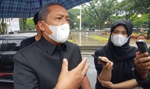 Plt Wali Kota Bandung Tanggapi Santai Tudingan PMII Terkait Mafia Pajak Plt Wali Kota Bandung Yana Mulyana ketika ditemui di Bali Kota (Foto: Sandi Nugraha/Jabarekspres.com)