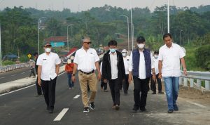Kepala Dinas Bina Marga dan Penataan Ruang (BMPR) Provinsi Jawa Barat, Bambang Tirtoyuliono bersama Sekretaris Dinas BMPR, Asep Supriatna serta para kepala Bidang dan Kepala UPTD, ke lokasi pembangunan Flyover lingkar Sukabumi, Kamis (6/1)