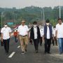 Kepala Dinas Bina Marga dan Penataan Ruang (BMPR) Provinsi Jawa Barat, Bambang Tirtoyuliono bersama Sekretaris Dinas BMPR, Asep Supriatna serta para kepala Bidang dan Kepala UPTD, ke lokasi pembangunan Flyover lingkar Sukabumi, Kamis (6/1)