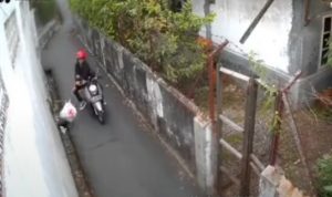 Tangkapan layar video viral, menunjukkan seorang warga membuang sampah sembarangan di jalan.