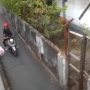 Tangkapan layar video viral, menunjukkan seorang warga membuang sampah sembarangan di jalan.