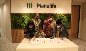 Penandatanganan kerjasana antara Manulife Indonesia dengan IPB untuk penyaluran wakaf dan donasi dari Asuransi Jiwa Syariah. (foto Istimewa)