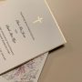 Tangkapan layar insta stori @rocoforest yang memperlihatkan foto undangan pernikahan Park Shin Hye dan Choi Tae Joon.