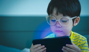 Ilustrasi anak bermain game. (pixabay)