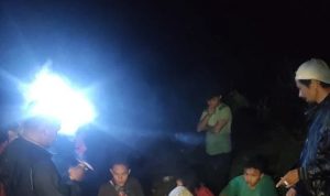 Tim penyelamat sedang mengevakuasi delapan pelajar yang terjebak arus sungai di Ngarai Sianok, minggu (9/1). (ant)