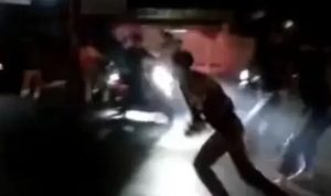Tangkapan layar video tawuran geng motor yang di Bantah 3 Kapolsek di Cirebon.