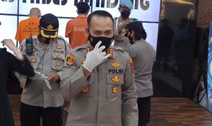Berkas Perkara Rudapaksa dan Penjualan Anak 14 Tahun di Bandung Dilimpahkan ke Kejari Bandung Kapolrestabes Bandung, Kombes Pol Aswin Sipayung saat menjelaskan mengenai pelimpahan berkas perkara rudapaksa dan penjualan anak 14 tahun, di Mapolrestabes Bandung. Senin (10/1) foto: Sandi Nugraha.