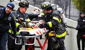 Sedikitnya 19 tewas dan lebih dari 60 luka-luka. Mereka menjadi korban kebakaran apartemen Twin Park di New York City, Amerika Serikat. Foto Skynet