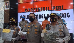 Polrestabes Bandung berhasil mengungkap dua kasus pembunuhan dengan menangkap dua pelaku.