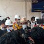 Gubernur Jawa Barat, Ridwan Kamil di Kantor Proyek Satker Tol Cisumdawu, Jatinangor, Sumedang pada Senin (10/1).