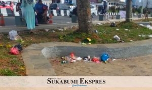 Pemandangan sampah berserakan di Alun-alun Kota Sukabumi, yang membuat Wali Kota Sukabumi Kecewa. Foto: Ist